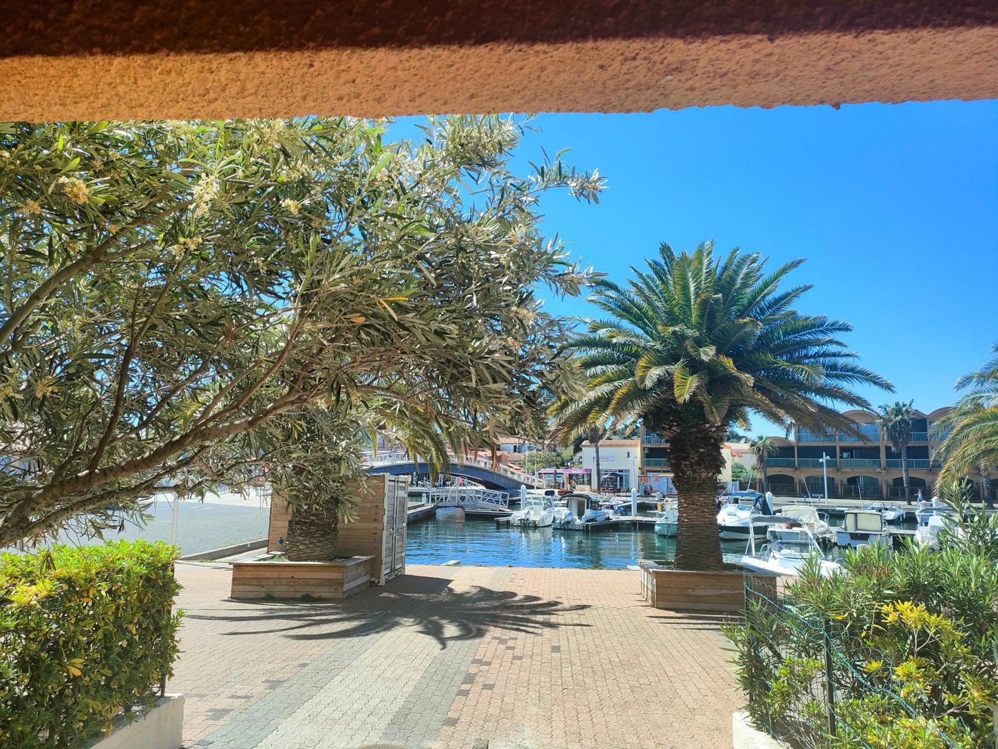 Gruissan, Studio Cabine, Au Calme Vue Degagee Sur Marina Bagian luar foto